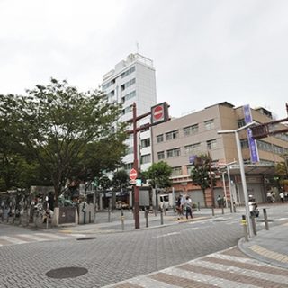 交差点で左に曲がります。