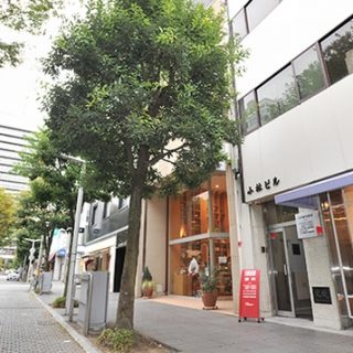 交差点を曲がって少し歩くと小林ビルがあります。こちらのビルの4Fになります。